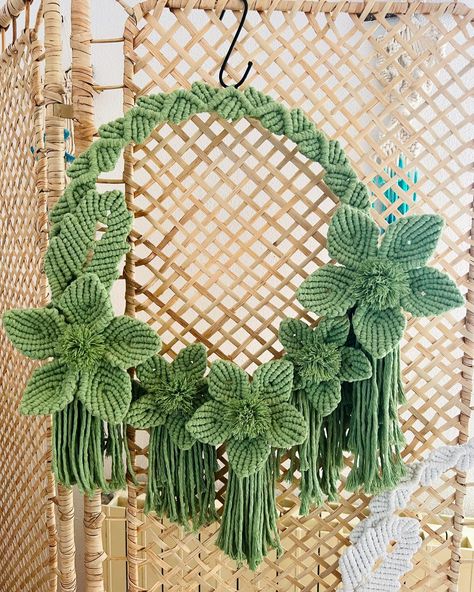 Scopri la magia della mia ultima creazione: una ghirlanda di fiori in macramé, realizzata con cura e amore per una mia dolce cliente ♥️ Ha scelto di commissionarne una nel color Beige Natural e un’altra in questo stiloso Verde Pistacchio 🥰 🌿 Se cerchi un pezzo unico che racconti una storia e abbellisca il tuo ambiente, questa ghirlanda è l’aggiunta ideale. Non perdere l’opportunità di possedere una delle mie creazioni esclusive! 💌 Contattami per informazioni e ordini. Qual è il tuo angolo pr... Floral Macrame, Macrame Turtle Wall Hanging, Lotus Macrame, Green Leaf Macrame Wall Hanging, Lotus Flower Macrame Wall Hanging, Macrame