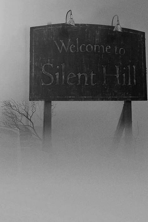 love this movie Welcome To Silent Hill, Silent Hill Art, Pfp Pics, Pyramid Head, Silent Hill 2, Horror Artwork, Silent Hill, The Fog, Dark Photography