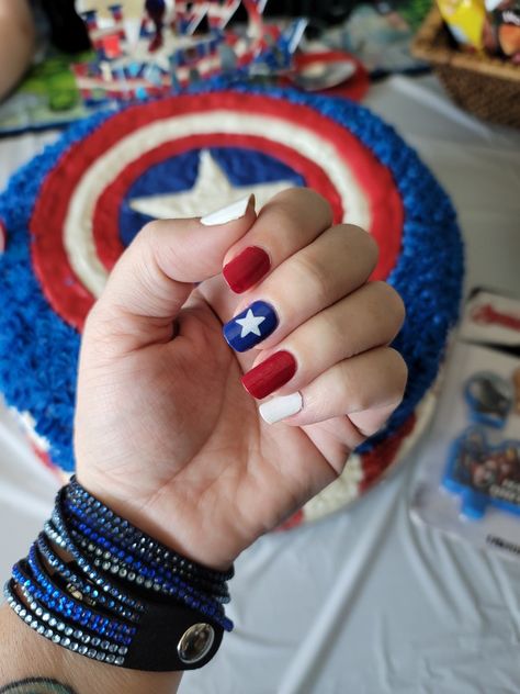 Marvel Nail Art Easy, American Themed Nails, Marvel Gel Nails, Geek Nail Art, Marvel Themed Nails, Captain America Nails, America Themed Party, Avengers Nails, Marvel Nails