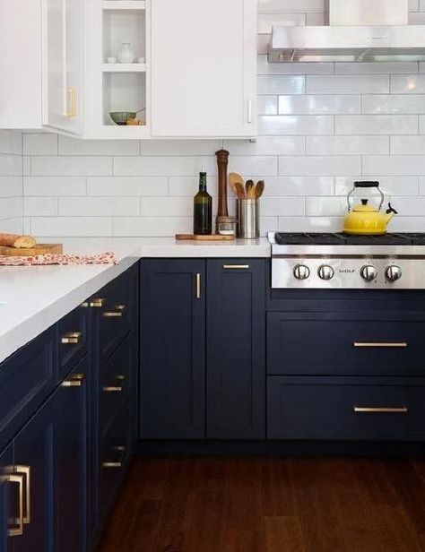 Midnight blue kitchen cabinets for 2018 #2018colourtrends #darkblue White Upper Cabinets, Two Tone Kitchen Cabinets, Kitchen Decor Inspiration, Blue Kitchen Cabinets, Kabinet Dapur, Herringbone Backsplash, White Kitchen Decor, Farmhouse Kitchen Cabinets, Decor Ikea