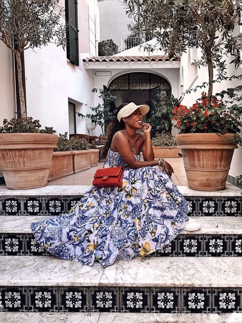 Black Women In Italy, Italy Vacation Outfits Summer, Italian Maximalism, Italy Poses, Italy Aesthetic Outfit, Poses Travel, Italy Vacation Outfits, Sicilian Summer, Montreal Travel Guide