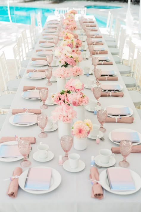 Flower Arrangements Bouquets, Blush Bridal Showers, Bridal Shower Inspo, Tafel Decor, Themed Bridal Shower, Bridal Shower Tables, Bridal Shower Inspiration, Classic Party, Pink Bridal Shower