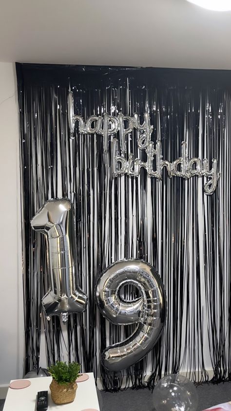 Black Silver And White Party Decorations, Black Party Theme, Tavalod Idea, Black Birthday Backdrop, Birthday Photoshoot Ideas Boys, Birthday Backdrop Ideas, Black And White Balloons, Silver Party Decorations, Surprise Birthday Decorations