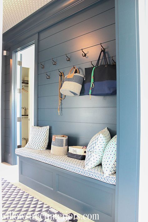 Coastal Mudroom Entryway, Lake House Mud Room Entryway, Beach House Mudroom Ideas, Beach House Drop Zone, Beach Hallway Ideas, Beach Mudroom Entryway, Coastal Entrance Hall, Beachy Mudroom Ideas, Coastal Modern Laundry Room