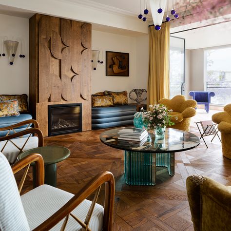 Nestled in the lively Potts Point area of Sydney, Tamsin Johnson Interiors has created a luxurious haven.  The living room is highlighted by a custom wooden fireplace, an exquisite collection of vintage pieces, and antique Versailles flooring from Havwoods' Henley range.  Read more about this beautiful project and our range of parquetry flooring from the latest copy of The Wood Book via the link.  Designer: @TamsinJohnson  Photographer: @smartanson  #Havwoods #SydneyInteriorDesign Tamsin Johnson, Parquetry Floor, Engineered Timber Flooring, Eclectic Interior Design, Style Deco, Eclectic Interior, Timber Flooring, Apartment Inspiration, Interior Inspo