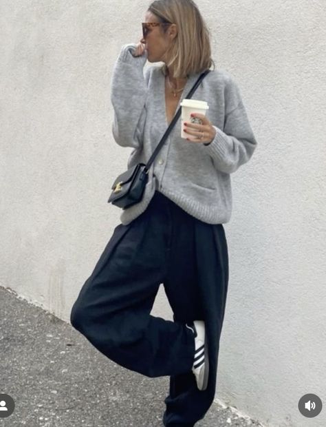 Minimalist Mom Wardrobe, Norway Street Style, Chic Cardigan Outfit, Scotland Summer Outfits, Look Adidas, Love W, Aesthetic Love, Outfit Trends, Cardigan Outfits