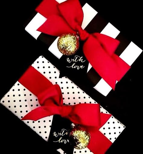 Tie a candy cane in there with the ribbon. Glamorous Christmas, Gift Wrapping Inspiration, Creative Gift Wrapping, Holiday Inspiration, Christmas Gift Wrapping, Christmas Wrapping, Tim Holtz, White Christmas, All Things Christmas