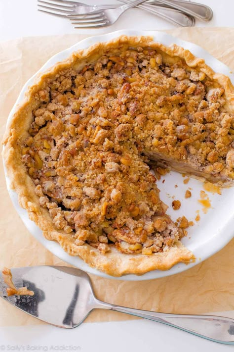 Deep Dish Apple Crumble Pie-- heavy on the crumble topping! Recipe on sallysbakingaddiction.com Maple Apple Pie, Apple Crumble Pie Recipe, Strawberry Rhubarb Pie Recipe, Easy Apple Recipes, Dutch Apple Pie Recipe, Rhubarb Recipes Pie, Apple Crumb Pie, Apple Crumble Pie, Crumble Pie