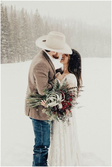 Snow Wedding Photos, Photos Snow, Winter Wedding Attire, Winter Romance, Photography Snow, Winter Wedding Photos, Snow Wedding, Photos Winter, Creek Wedding