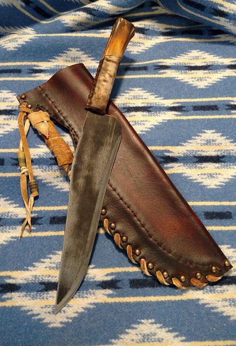 Primitive Knife, Native American Knife Sheath, Knife Types, Mountain Man Rendezvous, Chopper Knife, Leather Working Projects, Knives Kitchen, Mountain Men, Fur Trade