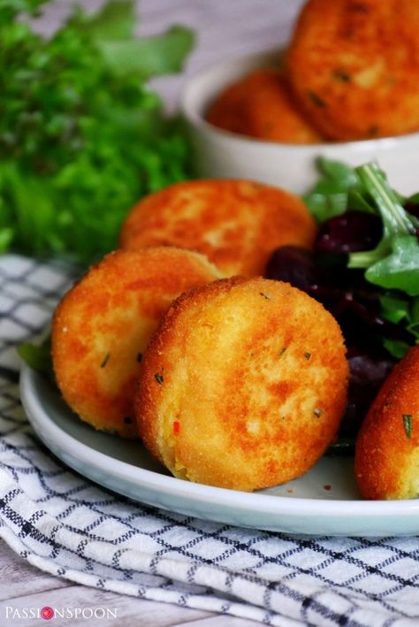 Check out these cheese stuffed potato cakes. Not only are they fluffy on the inside and crispy on the outside. But they are slightly spicy and have a cheesy middle. They pair wonderfully with salad, but they make a great snack as well. Green Chili Cheese Potato Cakes, Cheese Stuffed Potato Cakes, Scamorza Cheese, Stuffed Potato Cakes, Pesto Zucchini Noodles, Cream Cheese Puff Pastry, Stuffed Potato, Stuffed Potatoes, Cheese Stuffed Mushrooms