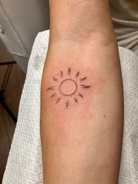 Sun Fineline Tattoo, Tattoo Earthy, Minimalistic Sun Tattoo, Fineline Sun Tattoo, Sun And Flower Tattoo, Cute Sun Tattoos, Sunshine Tattoos, Fineline Tattoo Minimalist, Tiny Sun Tattoo