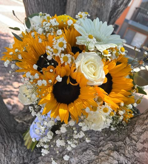 Real Sunflower Bouquet, Sunflower Bouquet Aesthetic Wedding, Sunflower Brides Bouquet, Sunflowers And Daisy Bouquet, Sunflowers And White Roses Wedding, Lily Sunflower Bouquet, Bridal Sunflower Bouquet, Sunflower And Daisy Wedding Bouquet, Sunflower White Rose Bouquet