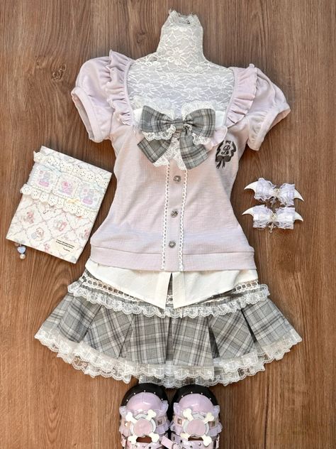 Neapolitan Aesthetic Outfit, Gray Pleated Skirt, Japanese College, Pastel Top, Korean Fashion Cute, Skirts Flowy, Lolita Outfits, Flowy Design, Winter Chic