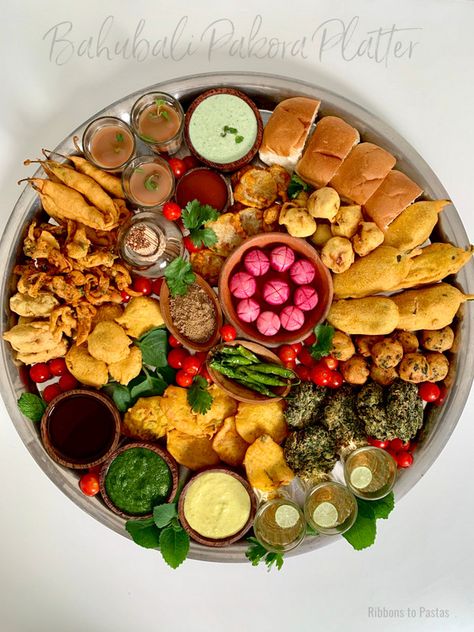 Pakora Platter Presentation, Indian Snack Platter Ideas, Indian Fusion Snacks Street Food, Indian Snack Platter, Indian Grazing Platter, Samosa Board, Indian Snack Charcuterie Board, Indian Snack Board Ideas, Indian Snack Board