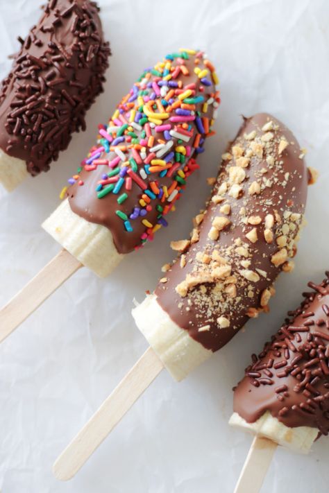 Bananas In Chocolate, Banana Dipped In Chocolate, Banana Chocolate Recipes, Chocolate Covered Bananas Frozen Healthy, Frozen Banana With Chocolate, Frozen Banana Chocolate, Banana Calories, Frozen Banana Recipes, Chocolate Covered Bananas Frozen