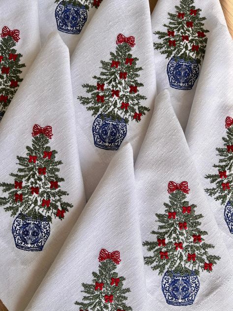 Embroidered Chinoiserie Christmas Tree Linen Napkins Perfect - Etsy Blue Christmas Napkins, Chinoiserie Christmas Tree Skirt, Blue Toile Christmas, Embroidered Christmas Napkins, Grandmillenial Christmas Decorations, Red And Blue Christmas Decor, Blue Christmas Table Decor, Blue And White Christmas Table, Blue And Red Christmas Decor