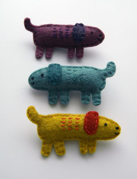 Felt Doggie Brooches Felt Dog, Fabric Brooch, Dog Brooch, Felt Dogs, Felt Jewelry, Dog Crafts, Wool Projects, Felt Brooch, Red Dog