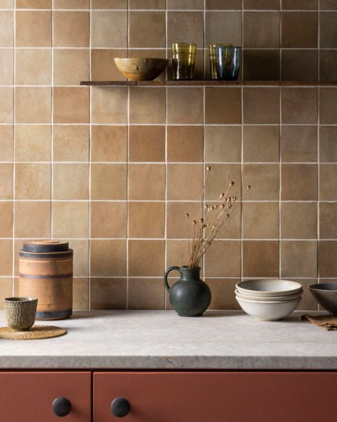 Kitchen Back Wall Tiles, 70s Tiles Kitchen, Kitchen Tiles Inspiration, Brown Tiles Kitchen, Kitchen Zellige, Tile Splashback Kitchen, Treehouse Kitchen, Ceramic Tiles Kitchen, Kitchen Tiles Wall