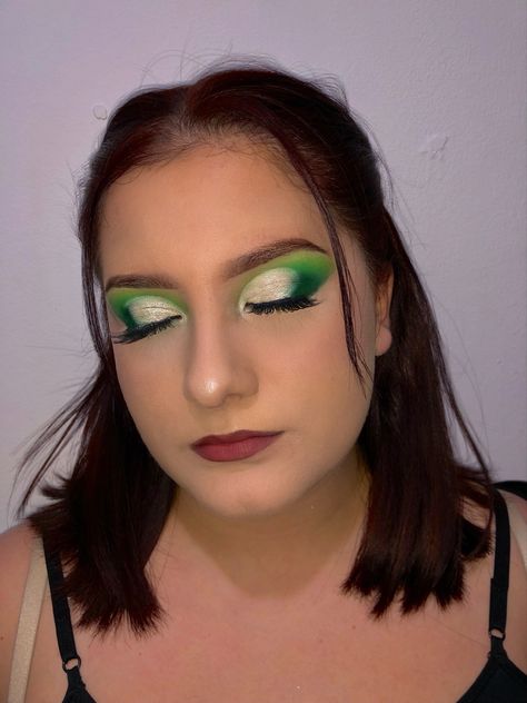 Green eyeshadow with cut crease Green Cut Crease, Green Eyeshadow, Cut Crease, Cut And Color, Green, Color