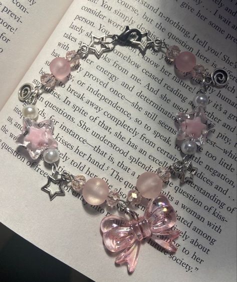 Mode Rose, Pretty Jewelry Necklaces, Diy Bracelet Designs, Beads Bracelet Design, Jewelry Accessories Ideas, Girly Accessories, Jewelry Lookbook, Beaded Bracelets Diy, Bracelets Handmade Beaded