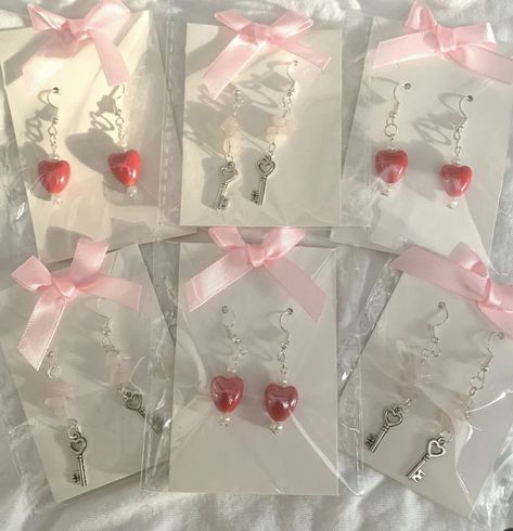 Small Business Packaging Jewelry, Packaging Beaded Jewelry, Charm Packaging Ideas, Bead Necklace Packaging, Beads Packaging Ideas, Ideas De Packaging Accesorios, Earrings Packaging Ideas, Handmade Jewelry Packaging Ideas, Earring Packaging Ideas