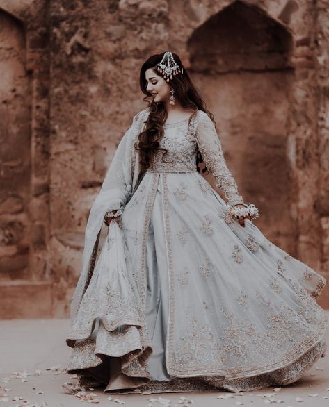 Nikha Photography, Pakistani Maxi Dresses, Unique Dress Design, Casual Bridal Dress, Photoshoot Style, Long Frock Designs, Asian Bridal Dresses, Maxi Dress Designs, Latest Bridal Dresses