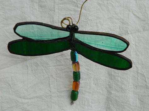 Dragonfly Mobile Suncatcher Stained Glass Green #handmade #dragonfly #suncatcher #décor #homegoods #yardart #uniquenique on etsy Stained Glass Tattoo, Stained Glass Dragonfly, Dragonfly Stained Glass, L'art Du Vitrail, Glass Dragonfly, Finger Band, Blue Tail, Shattered Glass, Stained Glass Projects