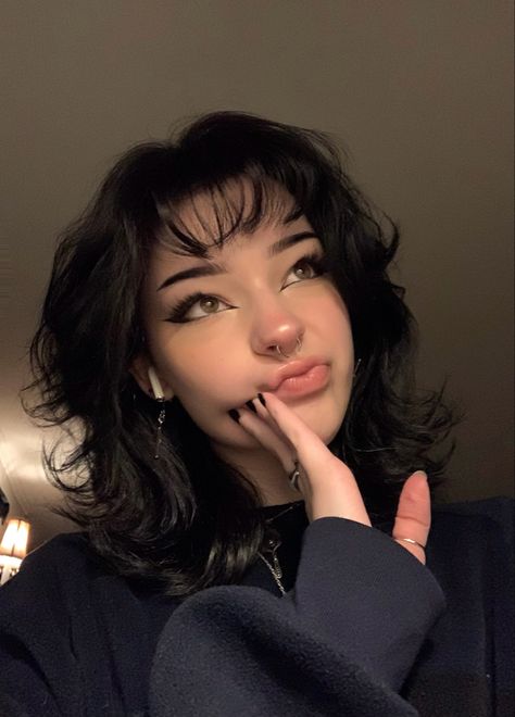 Black Short Hair With Layers, Short Alt Hair With Bangs, Short Haircut For Chubby Face Plus Size, Grunge Girl Hair, Up Do Hair Styles, Shoulder Length Black Hair, Hairstyles Aesthetic, Short Grunge Hair, Cute Hairstyles For School