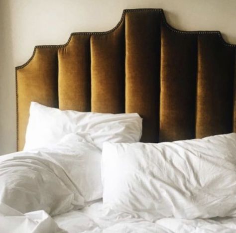 Yellow Bedrooms, Head Boards, Velvet Headboard, Design Blogs, Diy Headboard, World Of Interiors, Design Living Room, Chic Home, Nailhead Trim