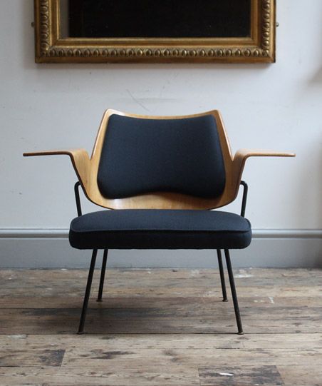 A model 658 chair designed in 1951 by Robin Day for Hille. The chair was originally developed for the Royal Festival Hall. Robin Day, Festival Hall, Chair Ideas, Hall Chair, Built In Bookcase, Take A Seat, Chairs Armchairs, Wooden Chair, Wood Chair