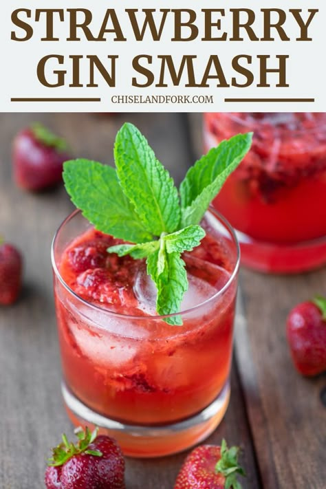 This strawberry smash cocktail is made with fresh strawberries, lemon juice, mint, honey and gin that is topped off with some ginger beer which makes it the perfect summer drink. #strawberryginsmash #strawberrysmash #strawberrycocktail #summercocktail #cocktailrecipe | chiselandfork.com Gin Smash Recipe, Strawberry Cocktail Recipe, Gin Smash, Gin Drink Recipes, Vegan Cocktails, Strawberry Gin, Strawberry Cocktails, Citrus Cocktails, Gin Brands