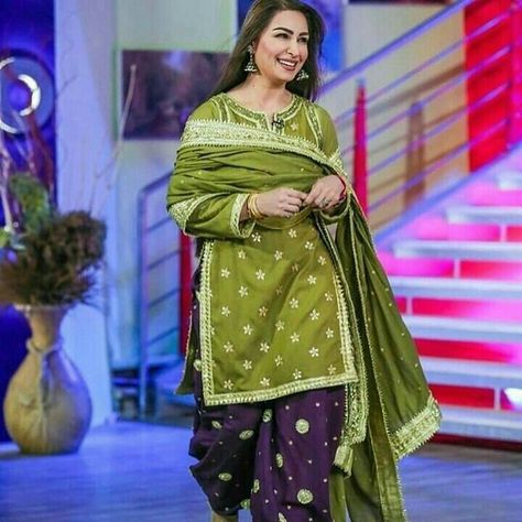 Contrast Colour Combination, Reema Khan, Dresses Pakistani, Combination Dresses, Pakistani Formal Dresses, Dance Outfits Practice, Color Combos Outfit, Contrast Dress, Colour Contrast