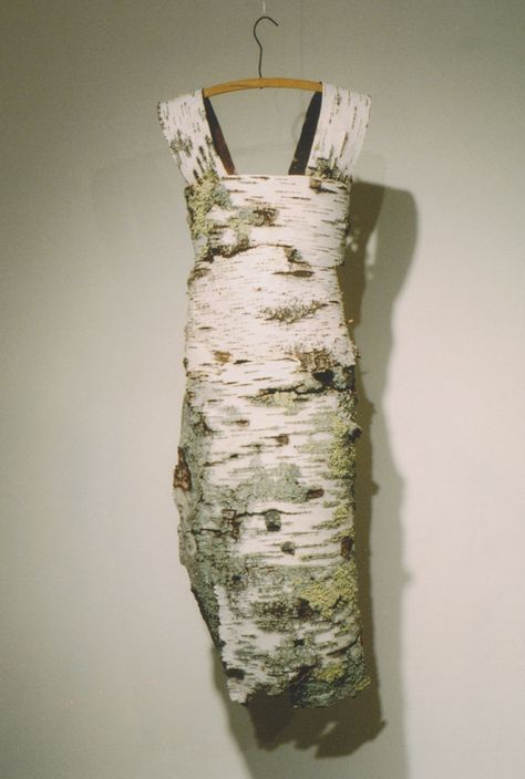 Leah Mahlow's Birch Dress Tree Textures, Dress Forms, Tree Sculpture, Floral Fashion, Art Dress, Pics Art, Costume Design, A Dress, Textile Art