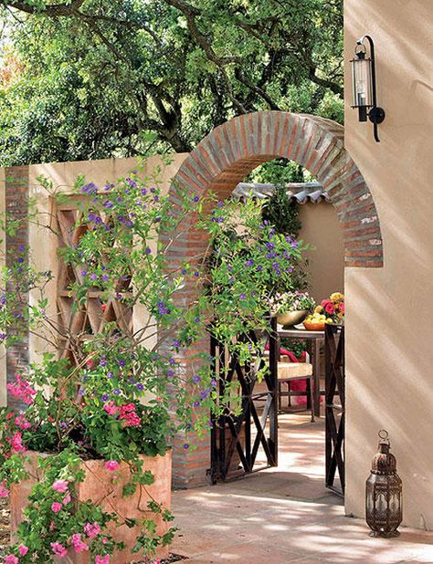 Andalusian Architecture Home | ... way to an Andalusian style patio full of flowers and iron furniture Small Spanish Style Homes Interior, Small Spanish Style Homes, Spanish Style Home Interior, Garden Gate Design, Modern Entrance, Spanish Style Home, Gorgeous Houses, Small Space Design, Vertical Gardens