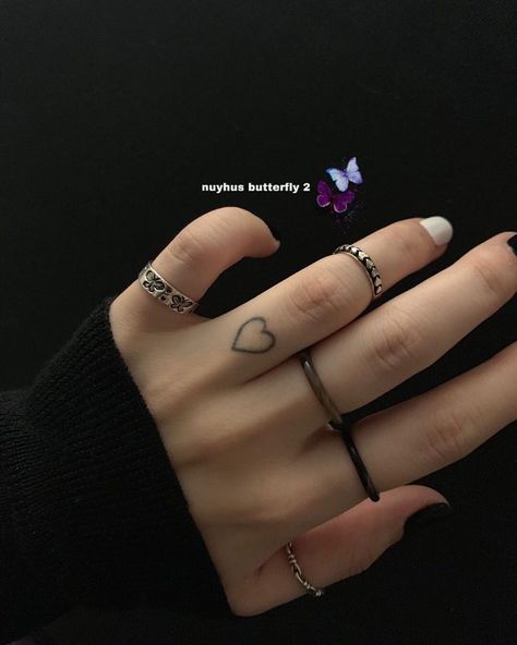 Heart Finger Tattoo, Heart Tattoo On Finger, Small Tats, Finger Tattoo, Stylist Tattoos, Golden Jewelry, Dream Tattoos, Simplistic Tattoos, Jewelry Outfit