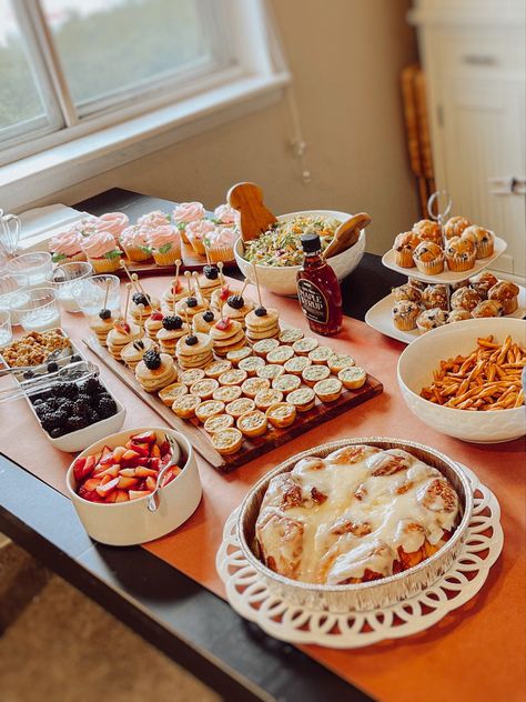 Mommy And Me Brunch Ideas, Simple Breakfast Bar Ideas, Pancake Party Food, Brunch Couples Shower Ideas, Christmas Brunch Bar, Pancake Bar Party, Pancakes Bar, Brunch Any One Birthday, Breakfast Shower Food