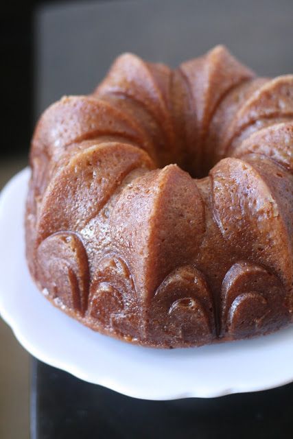 Banana Rum Cake Banana Rum Cake, Banana Rum, Rum Cake Recipe, Cake Delicious, Rum Cake, Bundt Cakes Recipes, White Plate, Köstliche Desserts, Banana Recipes