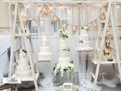 Wedding Fayre Stand Ideas, Cake Booth Display Ideas, Cake Display Wedding, Cake Stand Ideas, Cake Chart, Bridal Show Booths, Wedding Cake Setting, Expo Ideas, Cookie Display