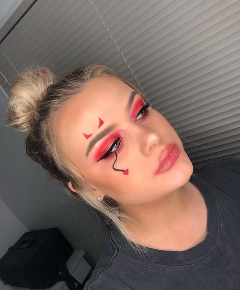 Devil Makeup Look, Devil Makeup Ideas, Dark Angel Makeup, Devil Makeup Halloween, Scarecrow Halloween Makeup, Girl Halloween Makeup, Spooky Basket, Devil Makeup, Halloweenský Makeup