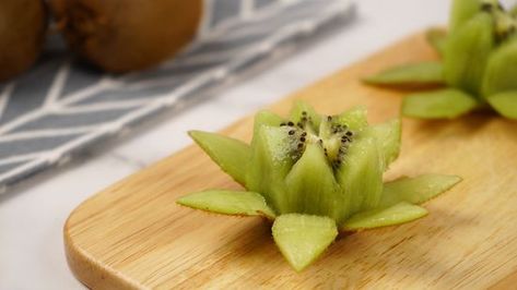 Easy Ways to Cut Kiwi for Decoration: 11 Steps (with Pictures) Kiwi Charcuterie, Charcuterie Board Fruit And Cheese, How To Cut Kiwi Fancy, How To Cut Fruit For A Platter, How To Cut Fruit For Charcuterie, How To Cut Kiwi, Edible Arrangements Diy, Kiwi Design, Charcuterie Board Meats