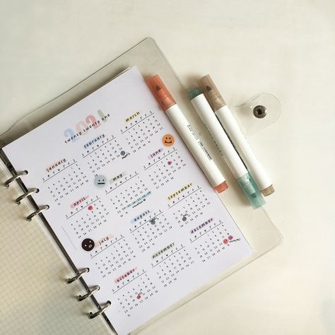 Bujo Year Calendar Layout, Bujo Year Calendar, New Year Notebook Ideas, Yearly Bujo Pages, Yearly Calendar Bullet Journal, Bujo Calendar Ideas, Journal New Year Page, Bullet Journal Year Calendar, Year Page Bullet Journal