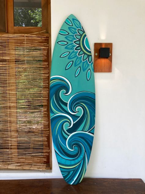 Painting Surfboards Diy, Painted Skim Board, Surf Boards Drawing, Surf Board Painting Ideas, Surfboard Painting Ideas, Skimboard Designs, Cool Surfboard Designs, Diy Surfboard Decor, Painted Surfboard Ideas