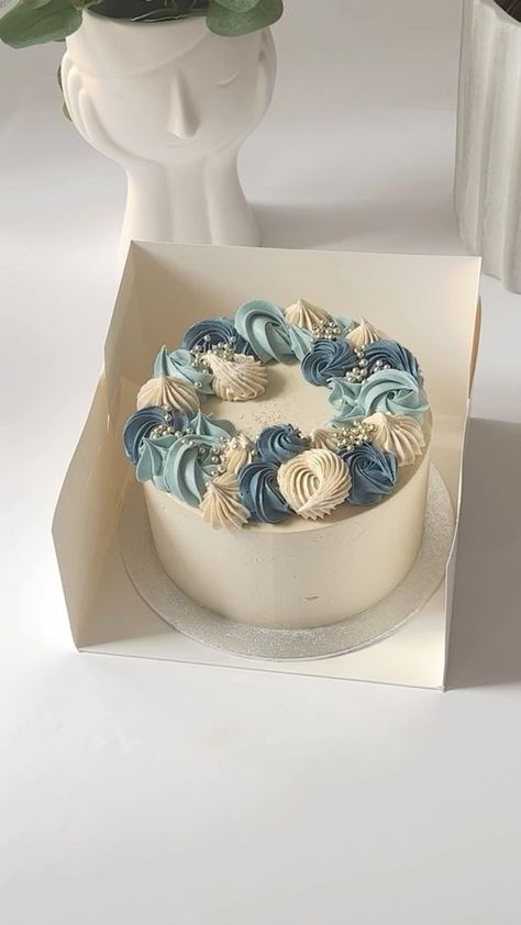 Piping with me 🎂🧁🎨 Colours latte, navy blue and sea mist @colour.mill Piping nozzles @wiltoncakes 6B, 1C and 1M Vegan, Halal, Gluten free sprinkles @sprynklezz • • • #piping #birthdaycakes #cakedesigns #cakereels #instareel | Mariela Dimitrova | Bespoke Cake Artist London | Devan Garcia · It's Wondrous Blue Piping Cake, Cute Blue Birthday Cakes, Blue Cake With Macarons, Blue Macaron Cake, Blue Frosting Cake, Mini Cake For Men, Blue Colour Cake, Mens Cake Ideas, Blue Birthday Cake Ideas