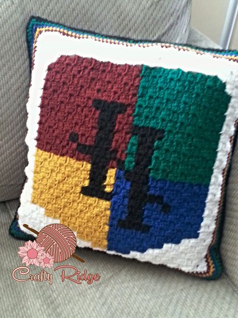 Harry Potter Pillow by Crafty Ridge. Free pattern Free C2c Graphgan Patterns, Hp Crochet, Harry Potter Pillow, Crocheted Pillow, Harry Potter Knit, Harry Potter Blanket, Crochet Pillow Patterns Free, Harry Potter Crochet, House Pillow