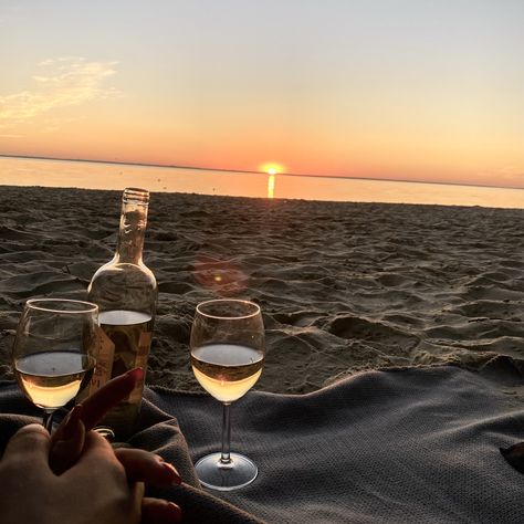 Strand Fotos, Wine Aesthetic, Gorgeous Pics, Wine Table, Sweet Summertime, Sunrise Beach, Beach View, Fairy Dress, Beach Aesthetic