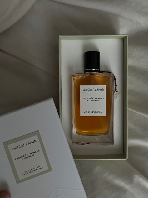 Van Cleef Perfume, Luxury Perfume Aesthetic, Rose Cameron, Victoria Secret Perfume Body Spray, Perfume Wishlist, Fragrances Perfume Woman, Perfume Body Spray, Vanilla Perfume, Van Cleef And Arpels