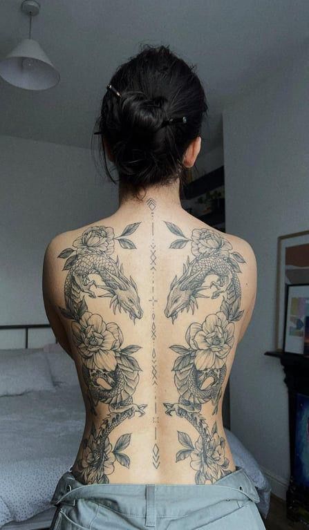 Woman With Tattoos, Tato Minimal, Full Back Tattoos, Spine Tattoos For Women, Pretty Tattoos For Women, Dope Tattoos For Women, Stylist Tattoos, Back Tattoo Women, Spine Tattoos