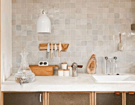 𝚉𝙷 | Zellige tile as a kitchen backsplash is just gorgeous! Zellige Tile Kitchen, Zellige Backsplash, Iridescent Tile, Moroccan Zellige, White Kitchen Backsplash, Tiles Handmade, Zellige Tiles, Tile Kitchen, Tile Trends