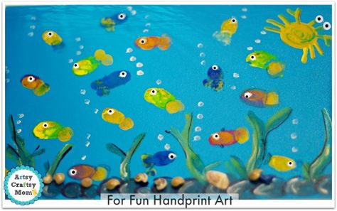 This Fingerprint Fish Aquarium Craft is an easy thumbprint art project. Kids will love getting involved, getting messy, and creating works of art! Whole Class Art Project, Fingerprint Art Kids, Finger Print Art, Thumb Painting, Aquarium Craft, Preschool Ocean, Thumbprint Art, Fingerprint Crafts, Fingerprint Art